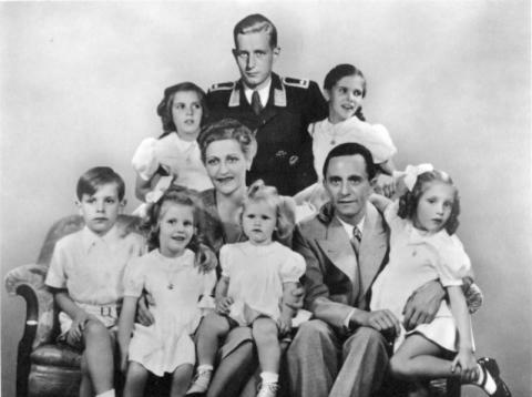Η Οικογένεια Γκέμπελς, με τον θετό γιό του Harald Quandt ένστολο Ες-Ες